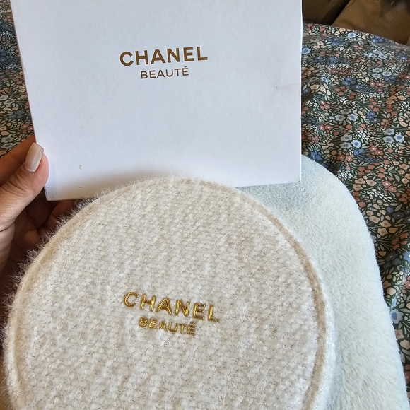 Chanel Beauté White and Gold. - Picture 3 of 5